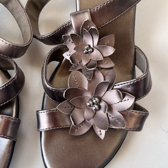 SBICCA of Colifornia Goldie Metallic Strappy Heeled Sandals Size 7.5W Flowers - Picture 11 of 14